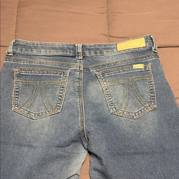 Seven7 Women's Cropped Blue Jeans - Picture 6 of 6